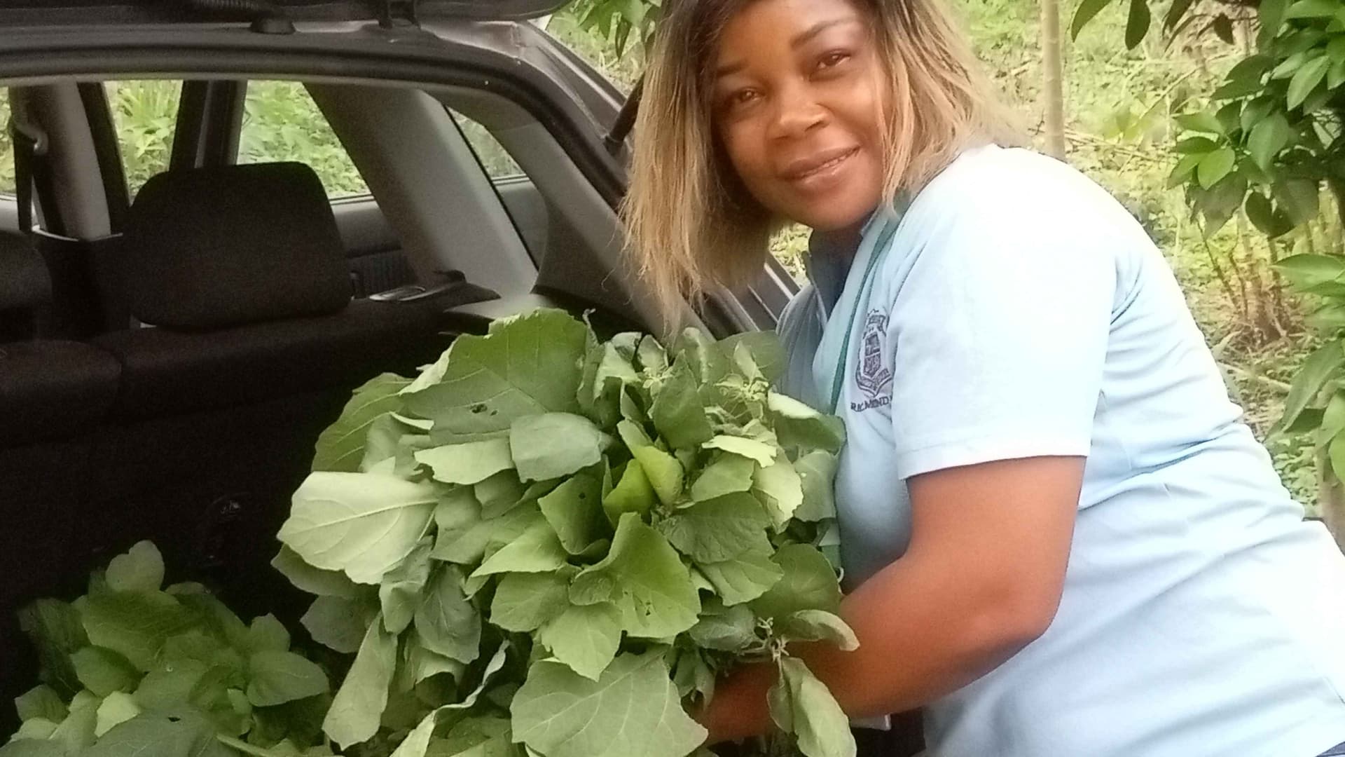 A photo taken as we pack the fresh vegetable to be donated in the truck of the car.